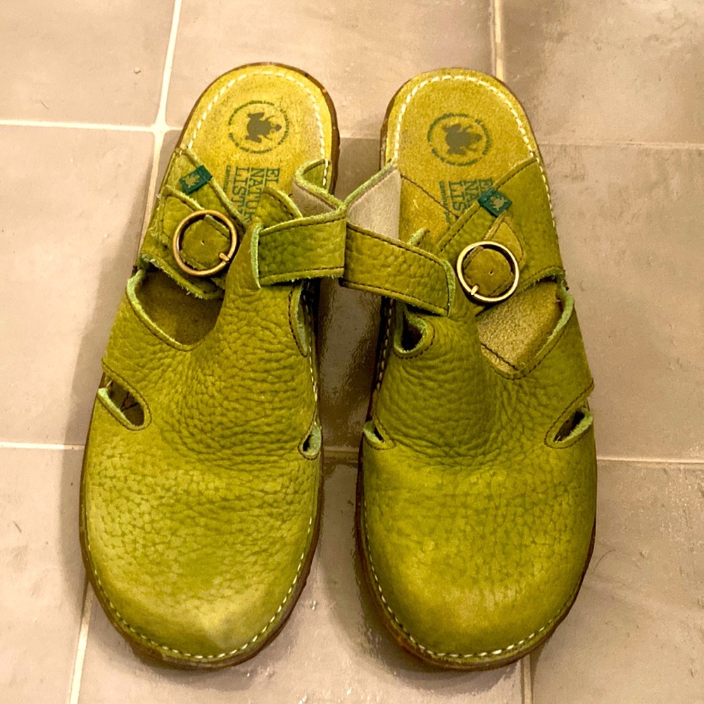 El Naturalista Yggdrasil mules. Size 41 green